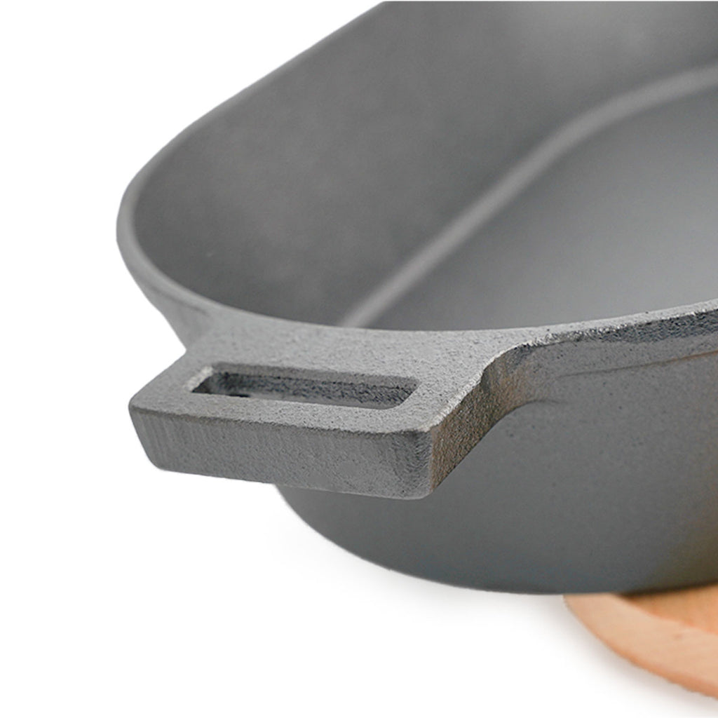 Støpejernspanne oval med avtakbart håndtak 36x19 cm - SANTOS sett fra siden
