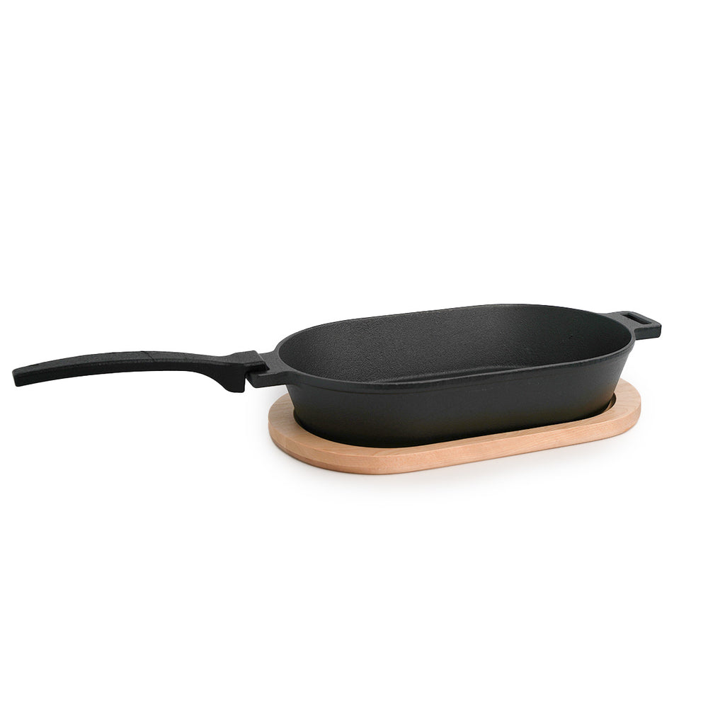 Støpejernspanne oval med avtakbart håndtak 36x19 cm - SANTOS i bruk på grill