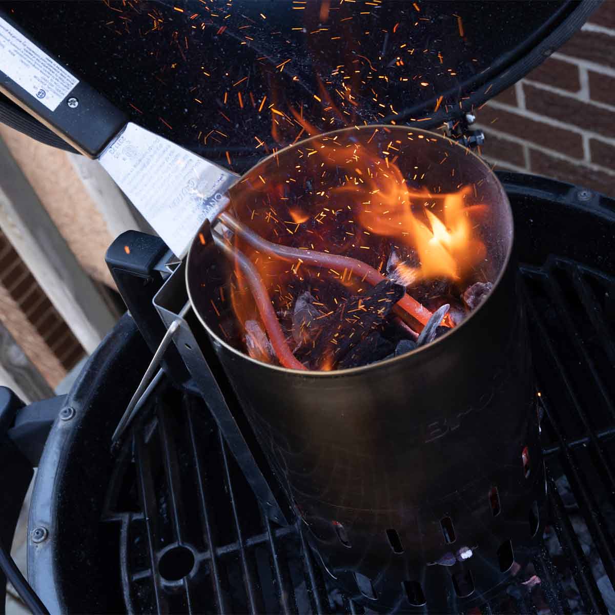 Tennstarter rustfritt stål for kullgrill - Broil King i bruk med kull