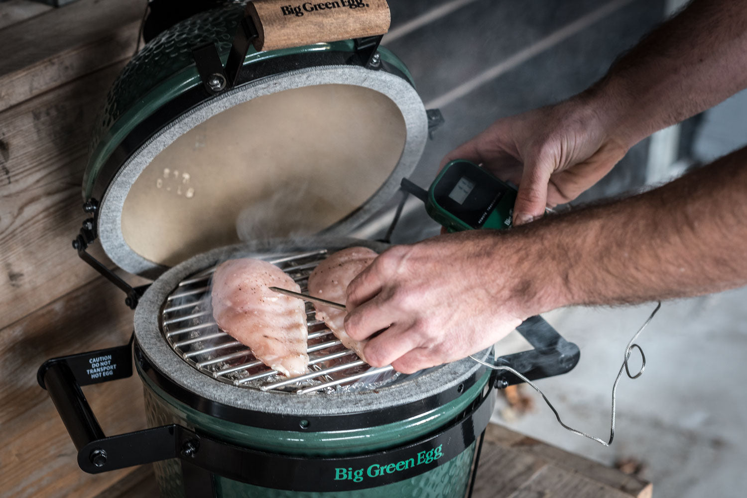 Montert Trådløst steketermometer med 2 sonder Big Green Egg i bruk