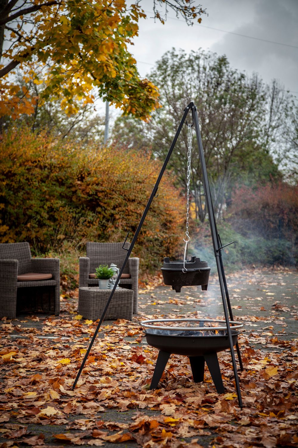 Nærbilde av metallkjeder på trebein for dutch oven Grillfürst