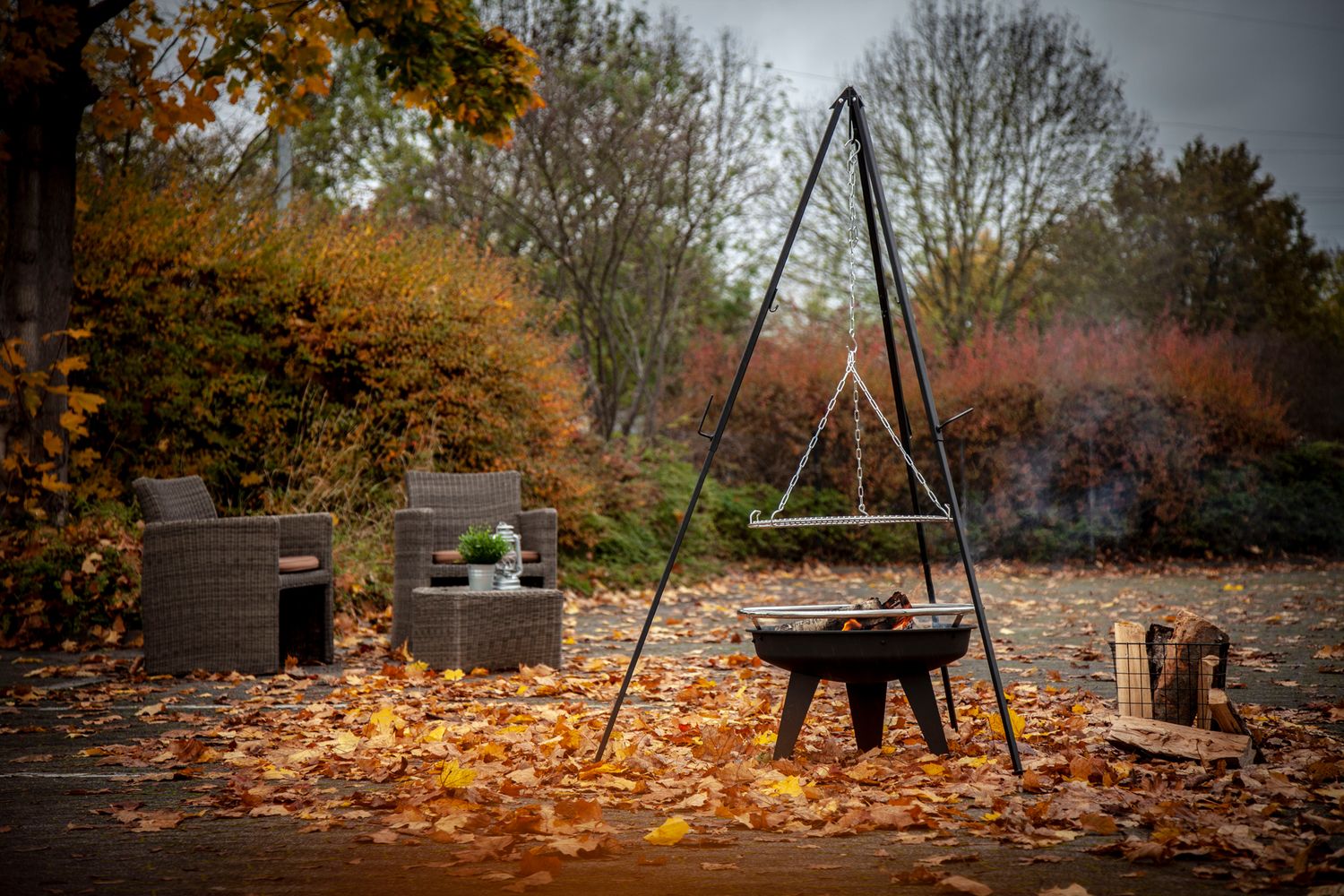 Detaljbilde av trebens konstruksjon for dutch oven Grillfürst