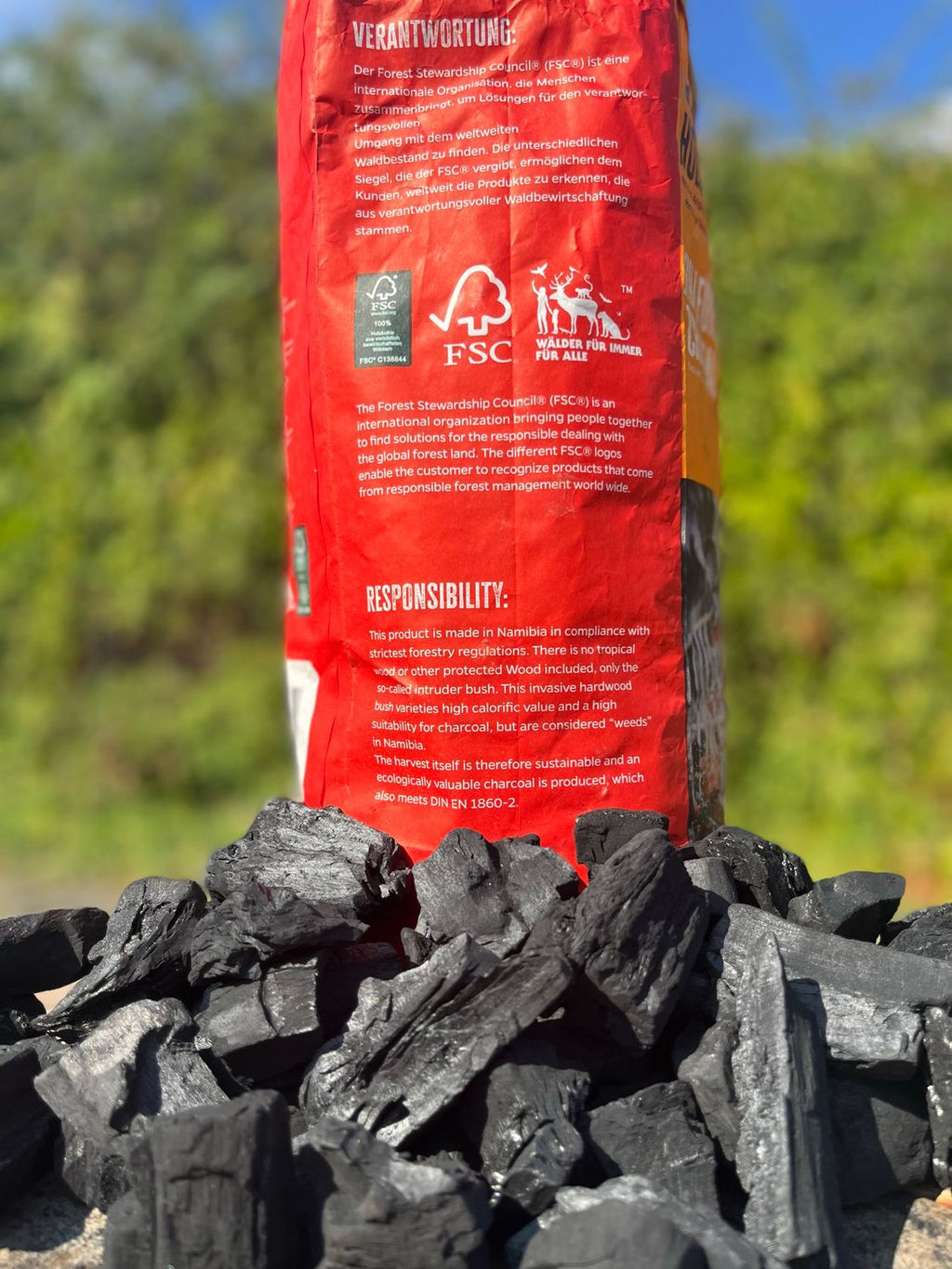 Nærbilde av Trekull 5 kg pall 320 kg Grillfürst kullbiter
