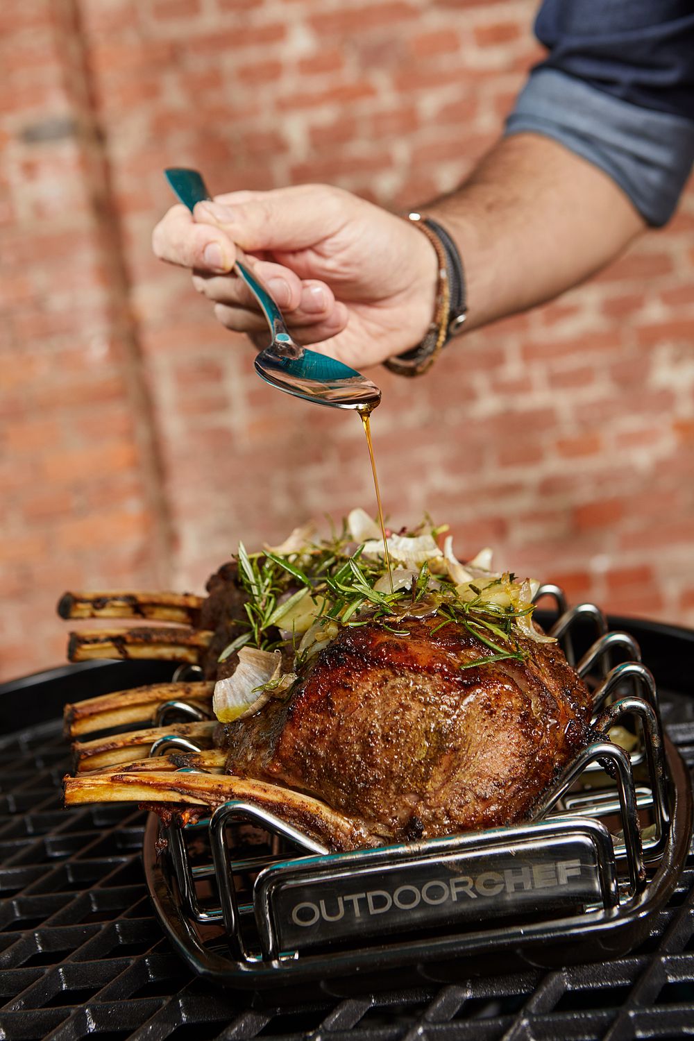 Universalrack ribbeinstativ og stekekurv rustfritt stål Outdoorchef montert på grill