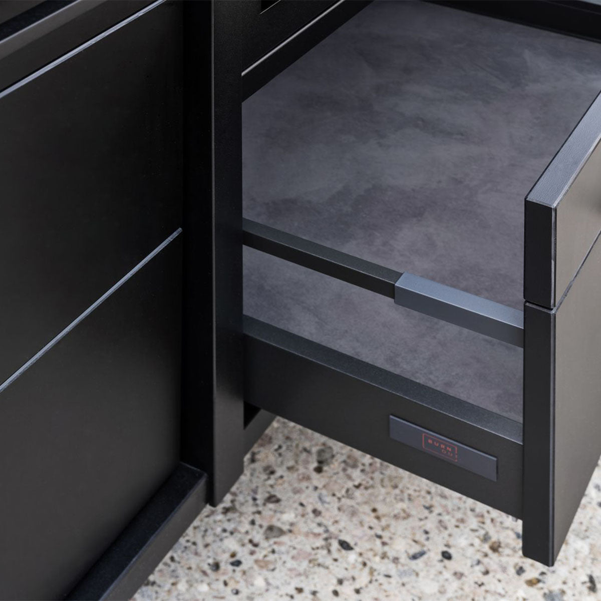 Nærbilde av grillseksjon på Utekjøkken BBQ Block Shadow med Napoleon Prestige 500