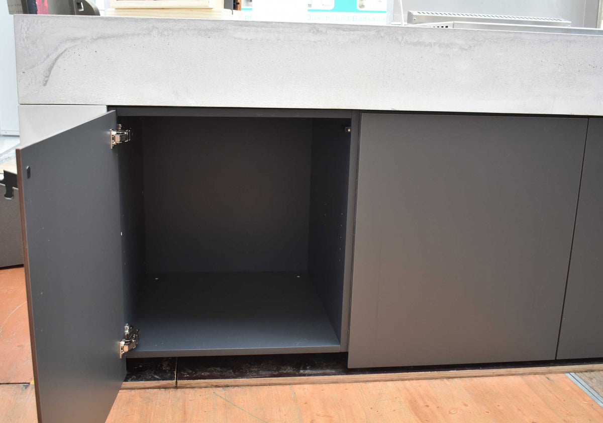 Detalj av arbeidsplate i glasfiberbetong på Utekjøkken betong og HPL 340x120 cm med grill og vask