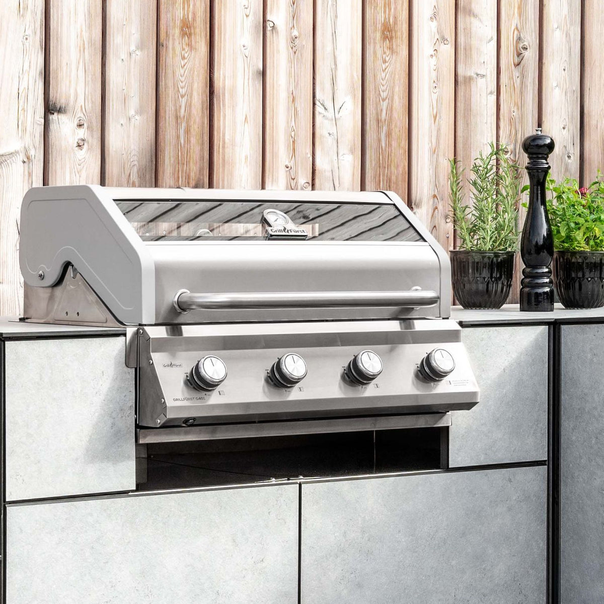 Detalj av Utekjøkken med G401E innebygd grill 4 brennere betong håndtak