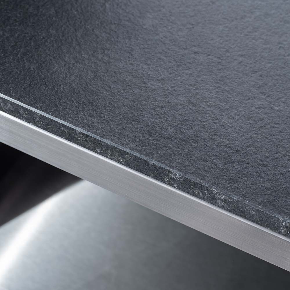 Detalj av granittplate på Utekjokken INDRA BLACKLINE med Napoleon Prestige PRO 665
