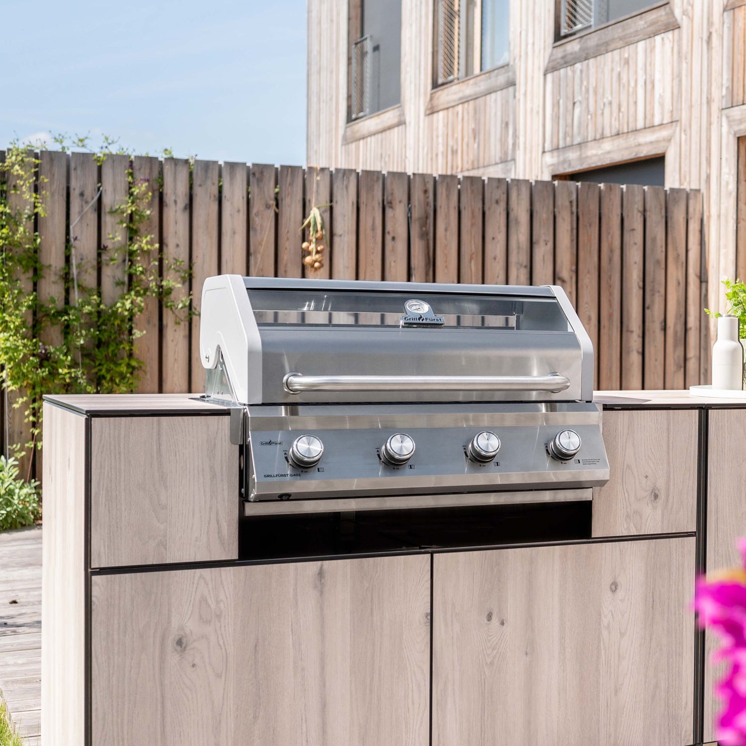 Detalj av dør på Utekjøkken med G401E innebygd grill 4 brennere eik