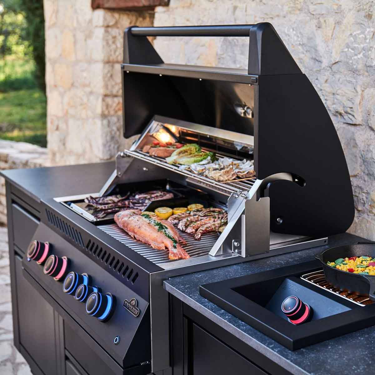 Detalj av grillrist på Utekjøkken Oasis Compact 106 med innebygd grill BIG32 Sizzle Zone