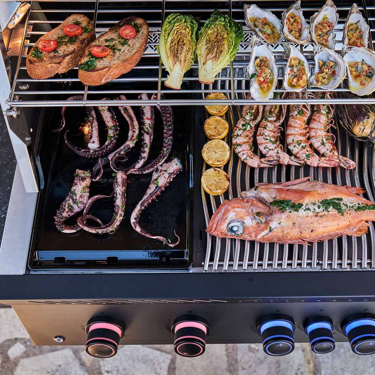 Gassflaskeoppbevaring i Utekjøkken Oasis Compact 106 med innebygd grill BIG32 Sizzle Zone