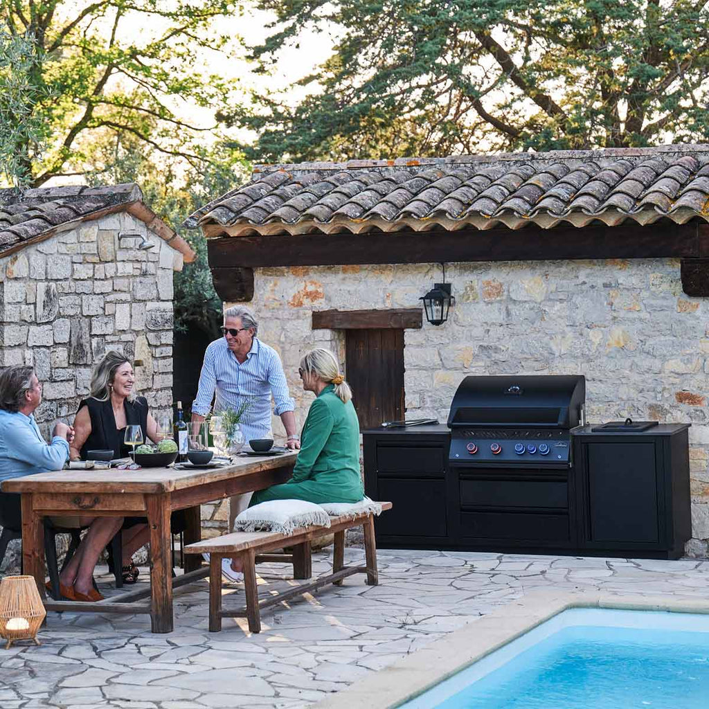 Utekjøkken Oasis Compact 106 med innebygd grill BIG32 Sizzle Zone i matt svart Phantom-design