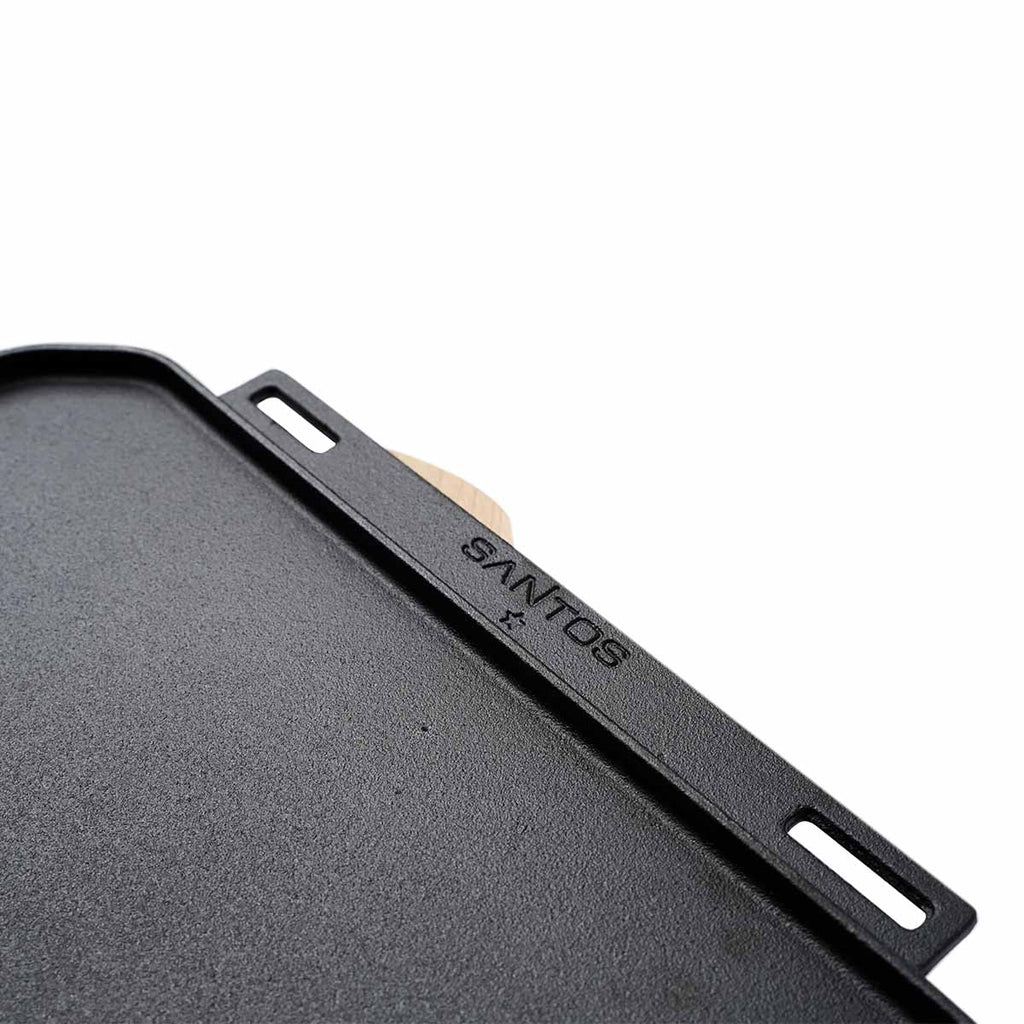 Montert Vendbar grillplate støpejern med treunderlag 40x32 cm - SANTOS på grill