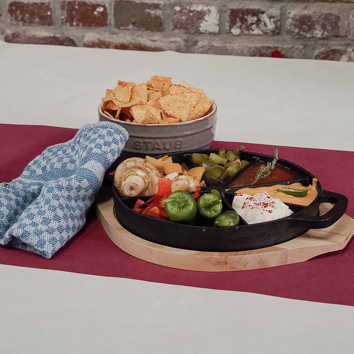 Wedge Pan støpejern med serveringsbrett i tre montert på bord