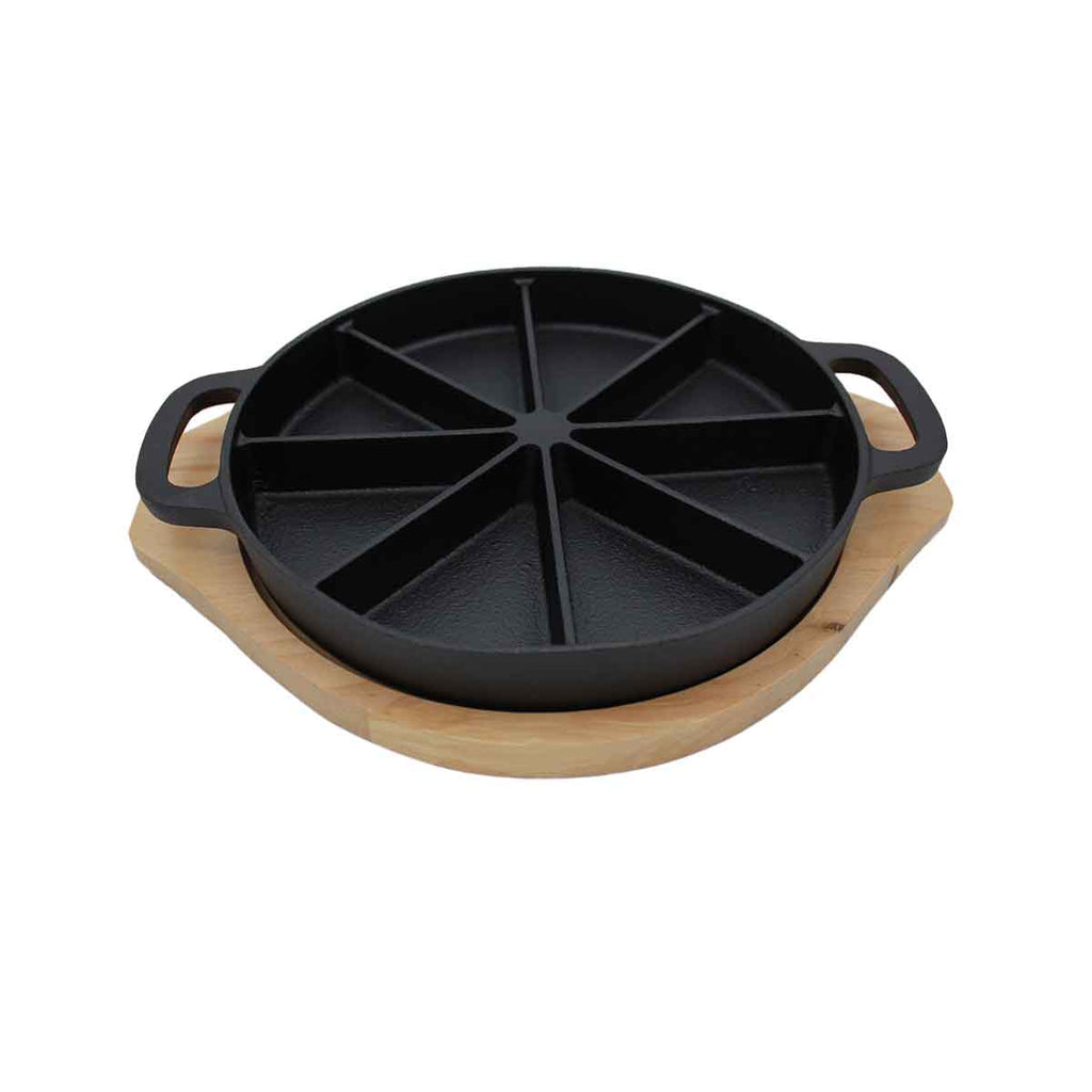 Wedge Pan støpejern med serveringsbrett i tre Ø 21,5 cm - SANTOS forfra