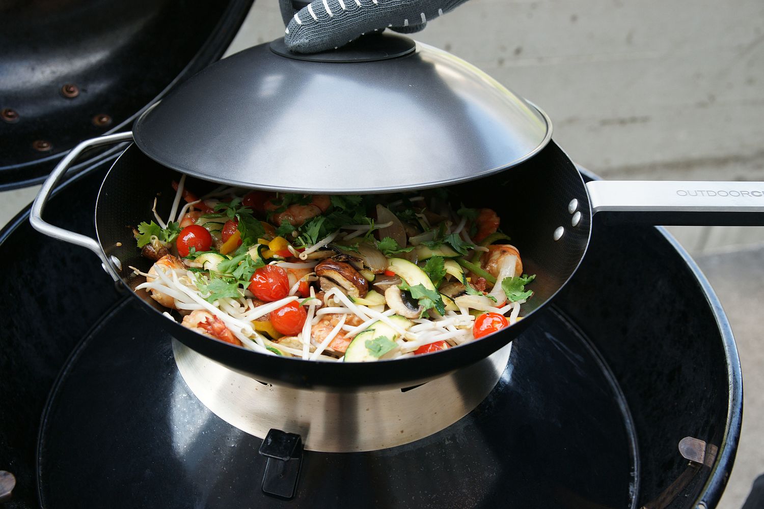 Montert Wok karbonstål 33 cm med lokk og wokring Outdoorchef på grill