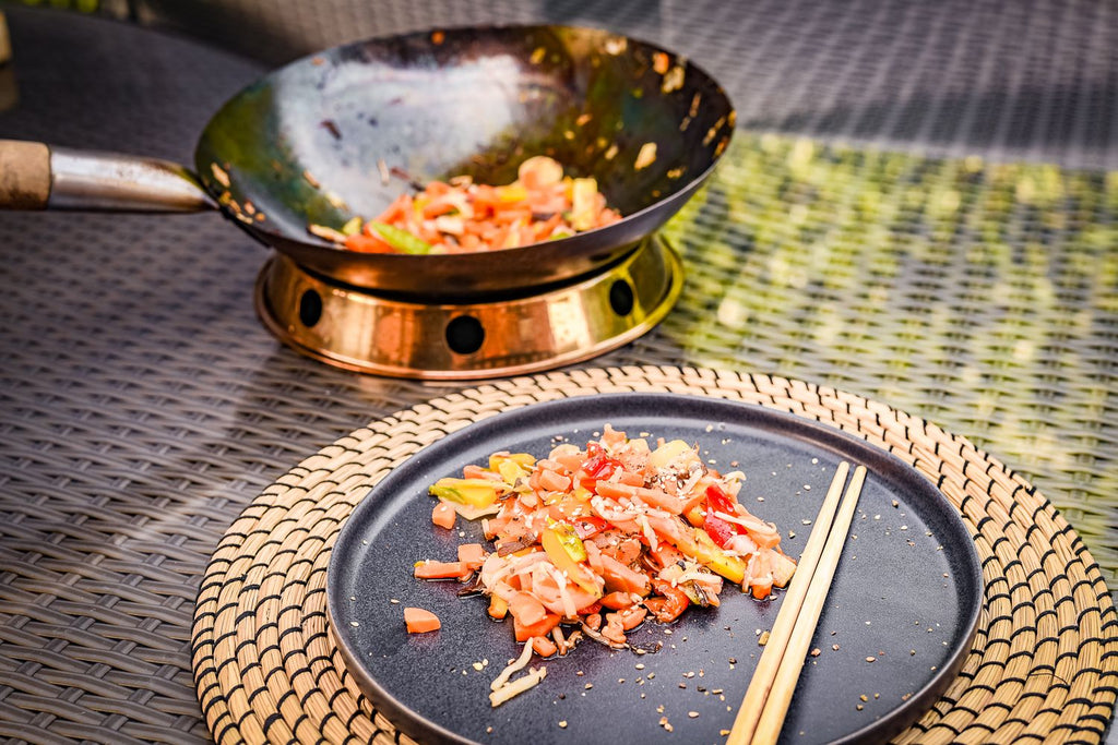 Wok rustfritt stål 30 cm med trehåndtak på gasskomfyr